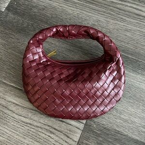 Small burgundy cross weave purse.